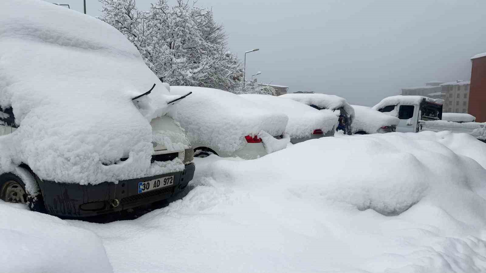 Hakkari’de kar afeti: Ekipler aralıksız çalışıyor

