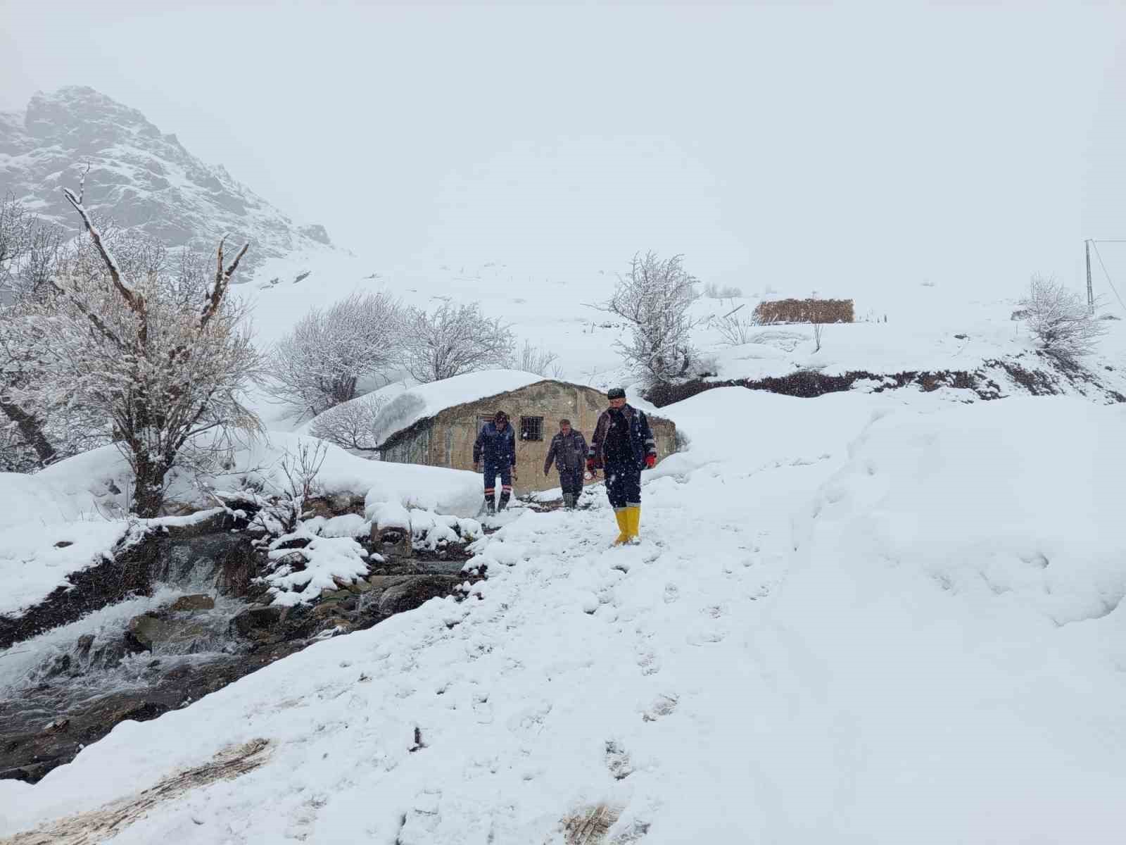 Hakkari’de kar altında su deposu kontrolü
