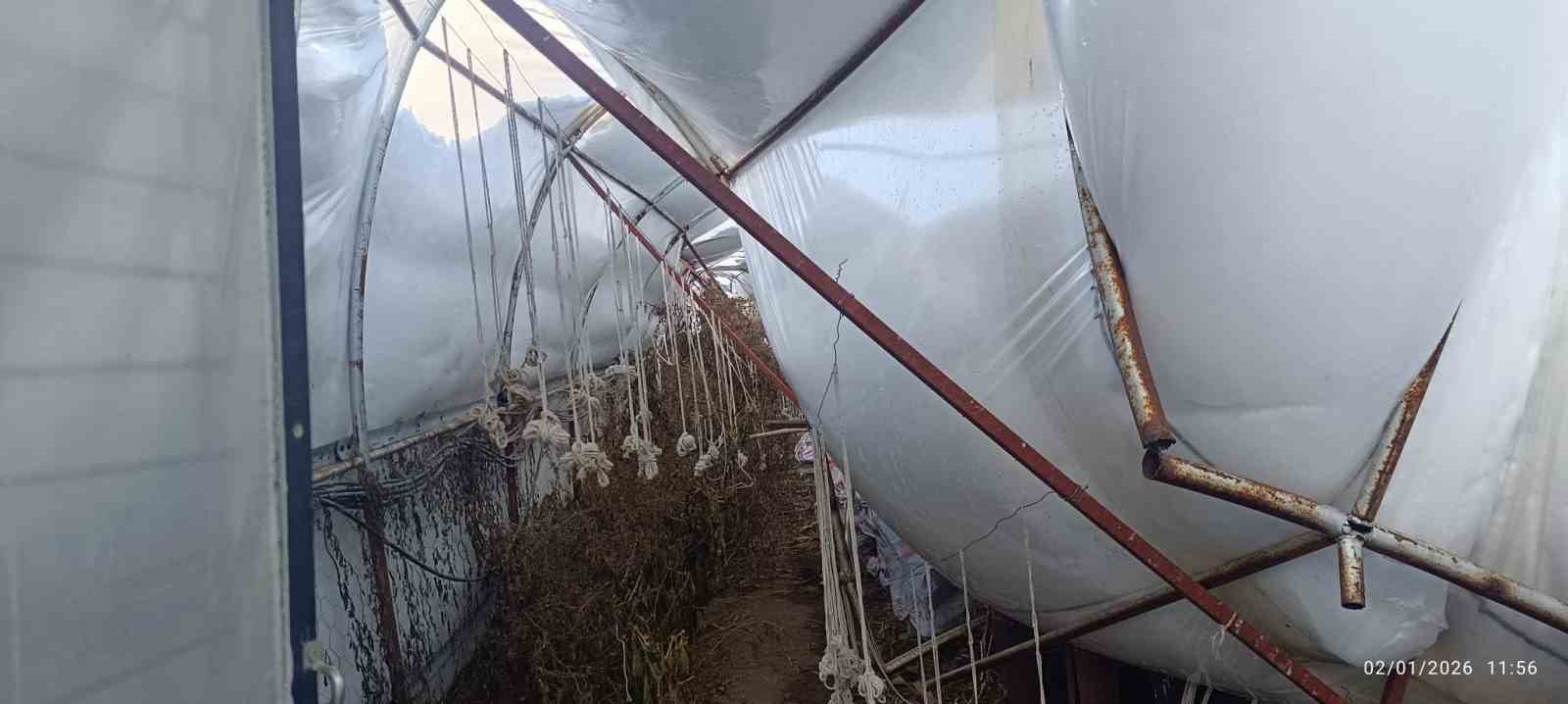 Hakkari’de kar seraları çökertti
