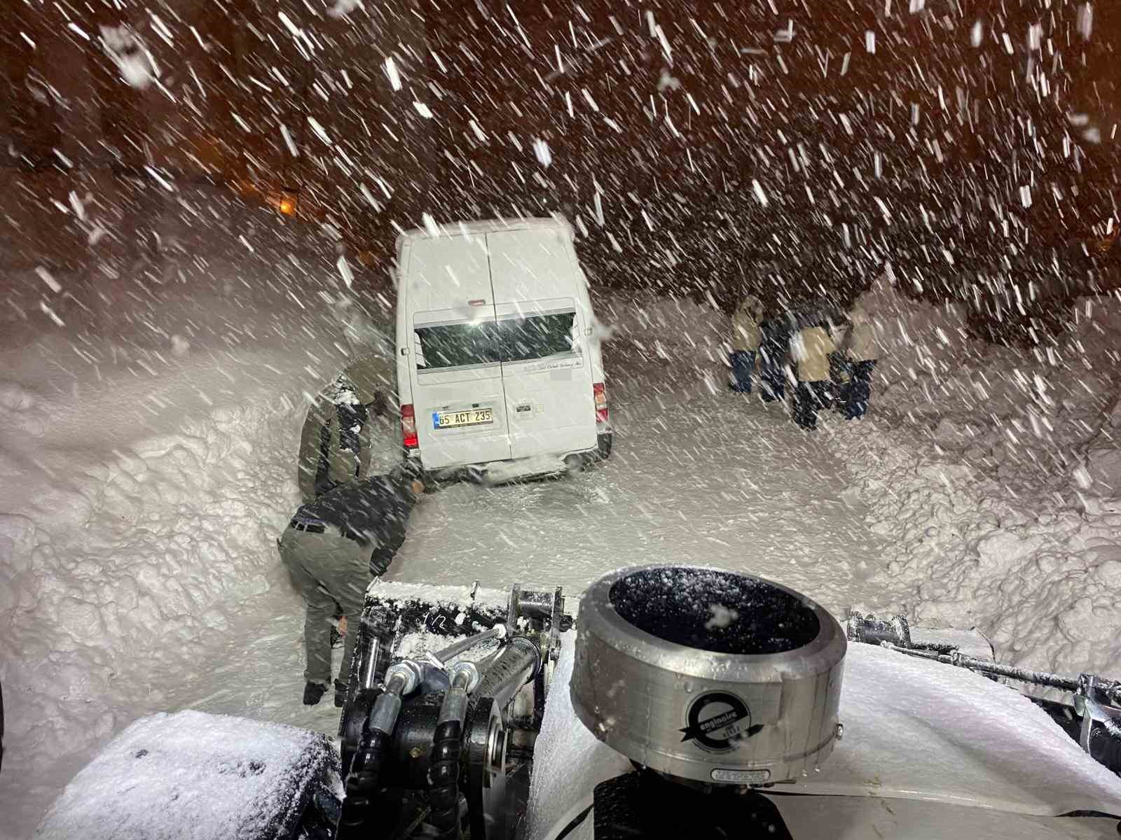 Hakkari’de kar ve tipide mahsur kalan minibüs kurtarıldı

