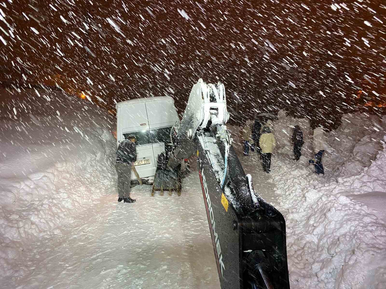 Hakkari’de kar ve tipide mahsur kalan minibüs kurtarıldı
