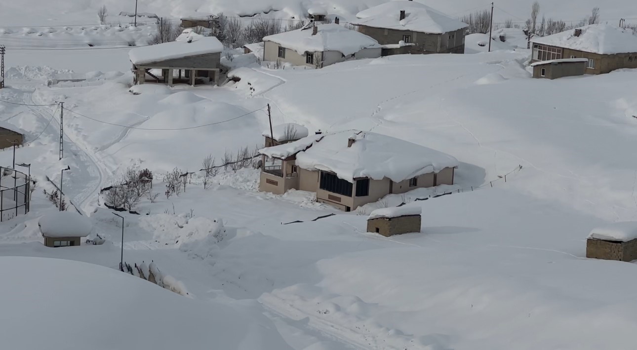 Hakkari’de kar yağışı: 229 yerleşim yerinin yolu kapandı
