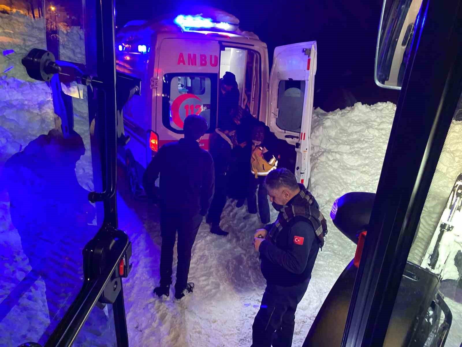 Hakkari’de karda mahsur kalan ambulansa belediye ekiplerinden destek

