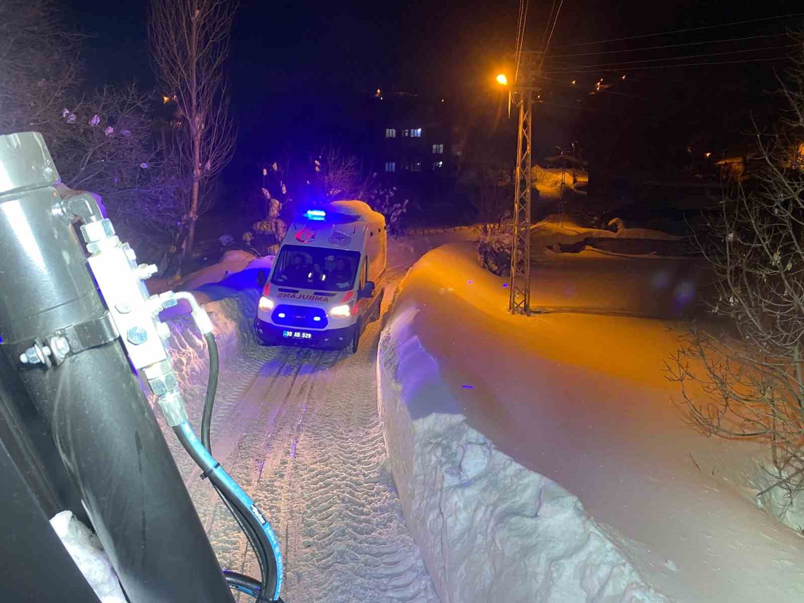 Hakkari’de karda mahsur kalan ambulansa belediye ekiplerinden destek
