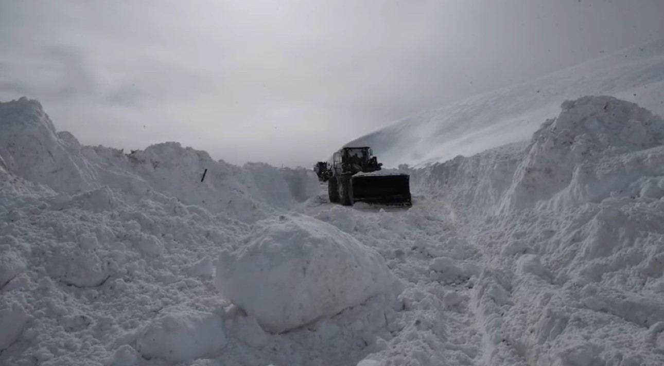 Hakkari’de karla mücadele: 143 yerleşim yerinin yolu ulaşıma açıldı
