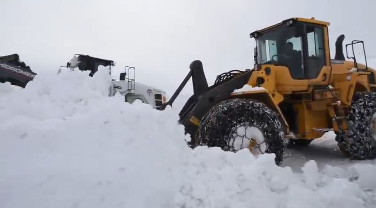 Hakkari’de karla mücadele: 143 yerleşim yerinin yolu ulaşıma açıldı
