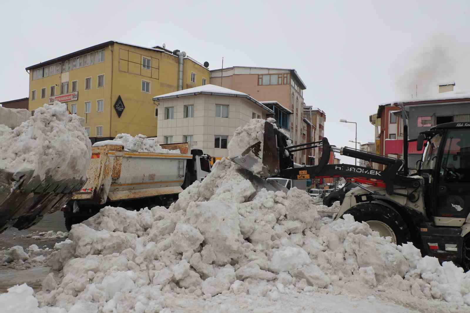 Hakkari’de karla mücadele çalışmaları aralıksız sürüyor
