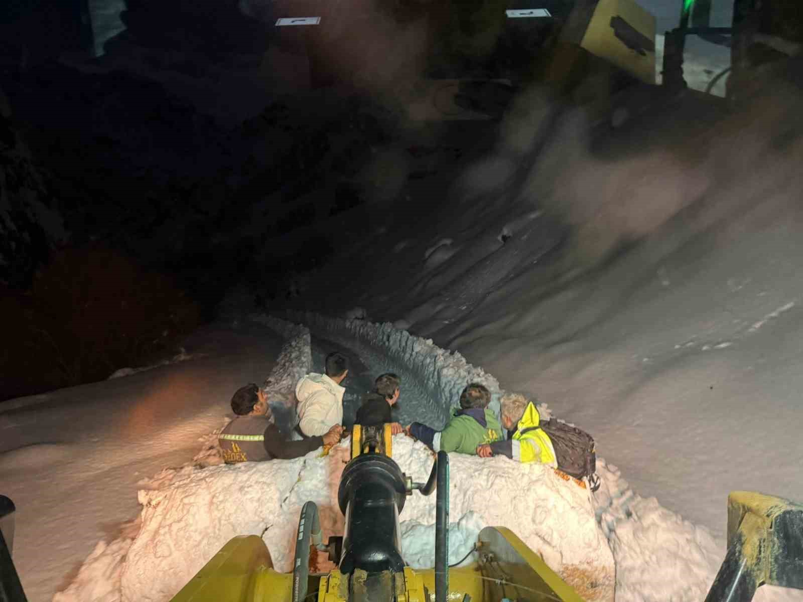 Hakkâri’de mahsur kalan işçiler kurtarıldı
Hakkâri’de mahsur kalan işçiler kurtarıldı