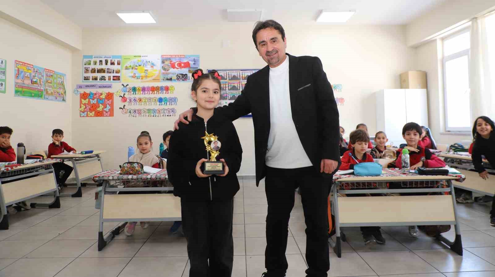 Hakkari’de öğrencilerin başarısı kupayla taçlandı
