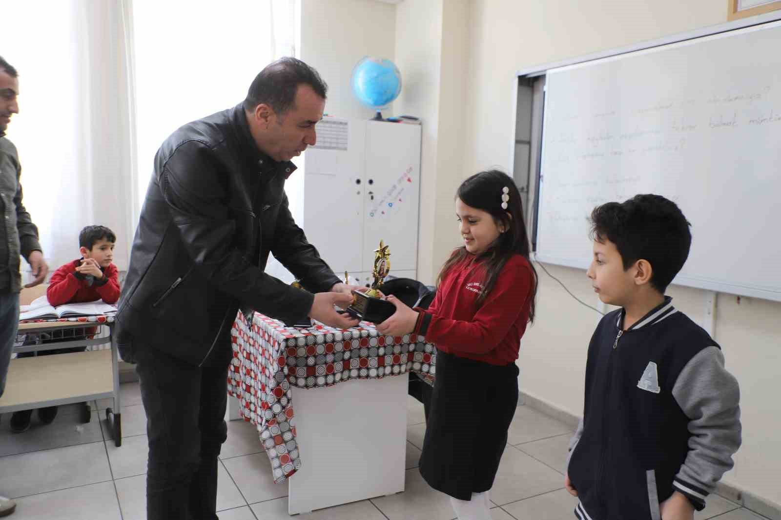 Hakkari’de öğrencilerin başarısı kupayla taçlandı
