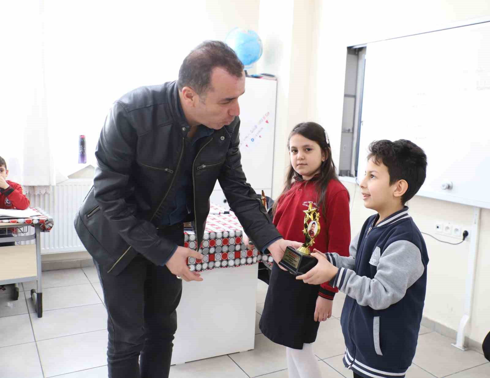 Hakkari’de öğrencilerin başarısı kupayla taçlandı
