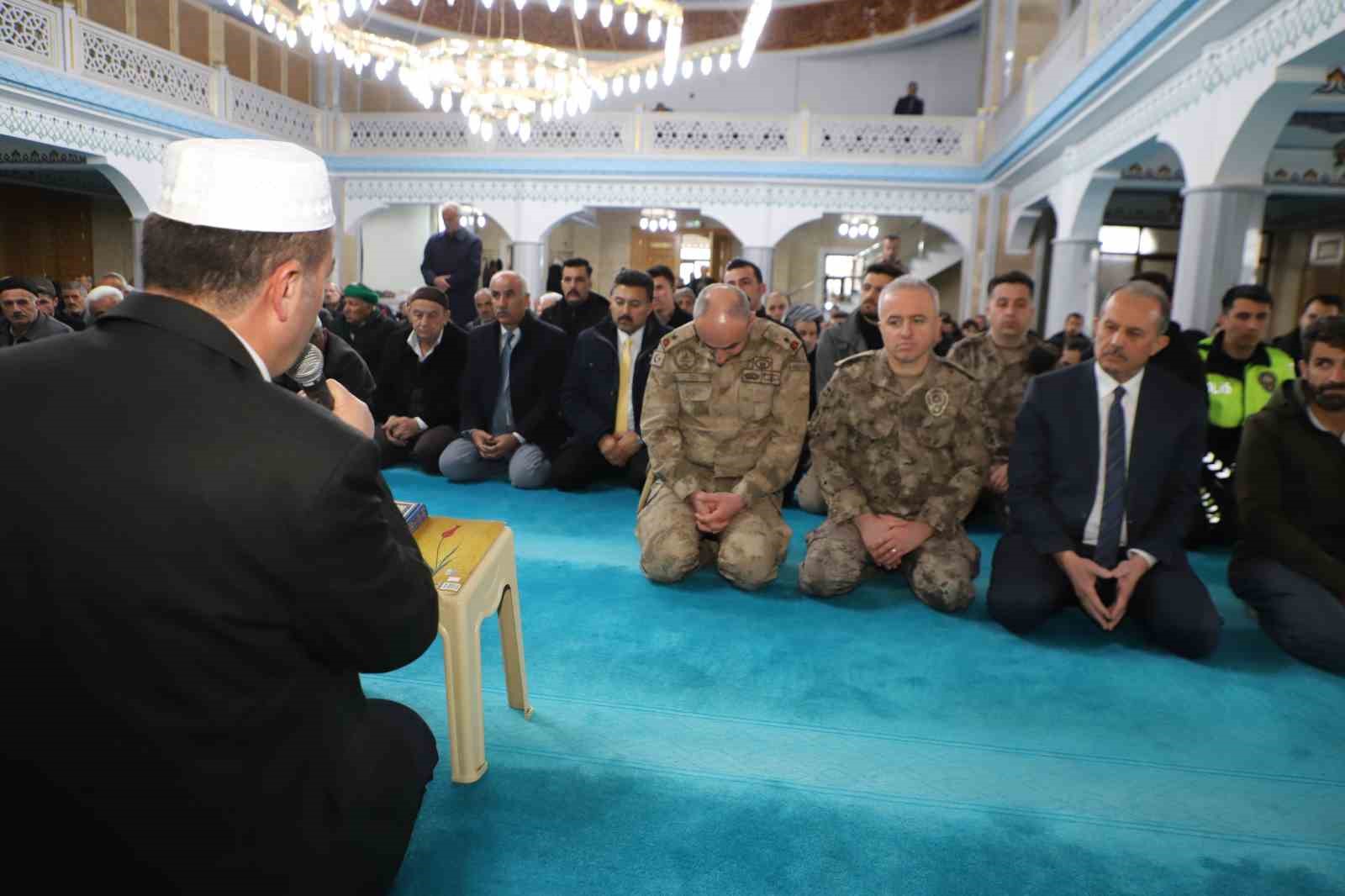 Hakkari’de şehitler için mevlit okutuldu
