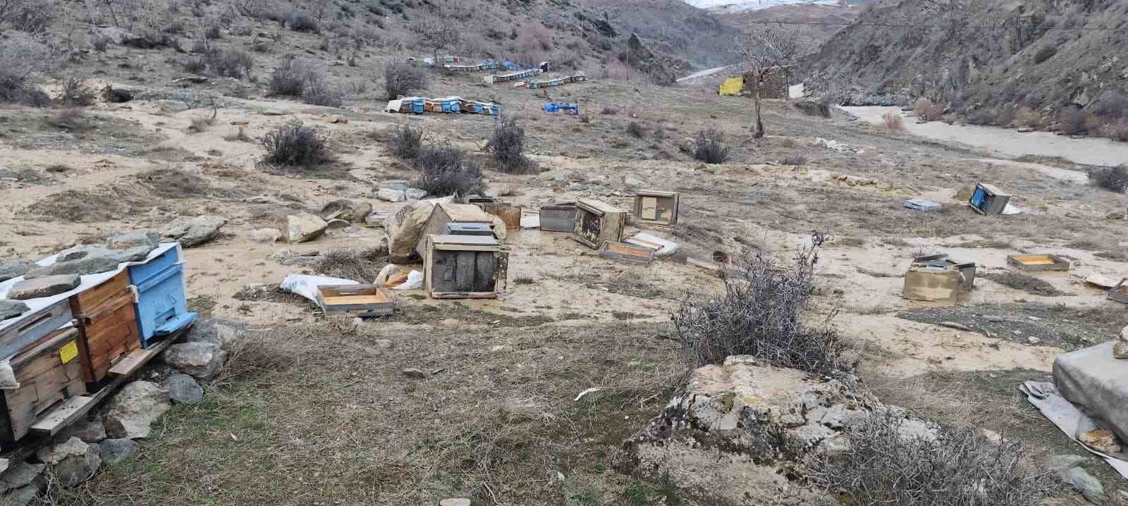 Hakkari’de selde 150 kovan zarar gördü
