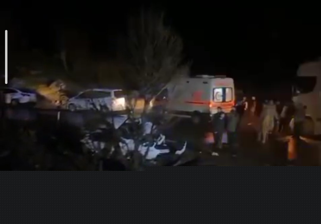 Hakkâri’de tır otomobille çarpıştı: 2 yaralı
