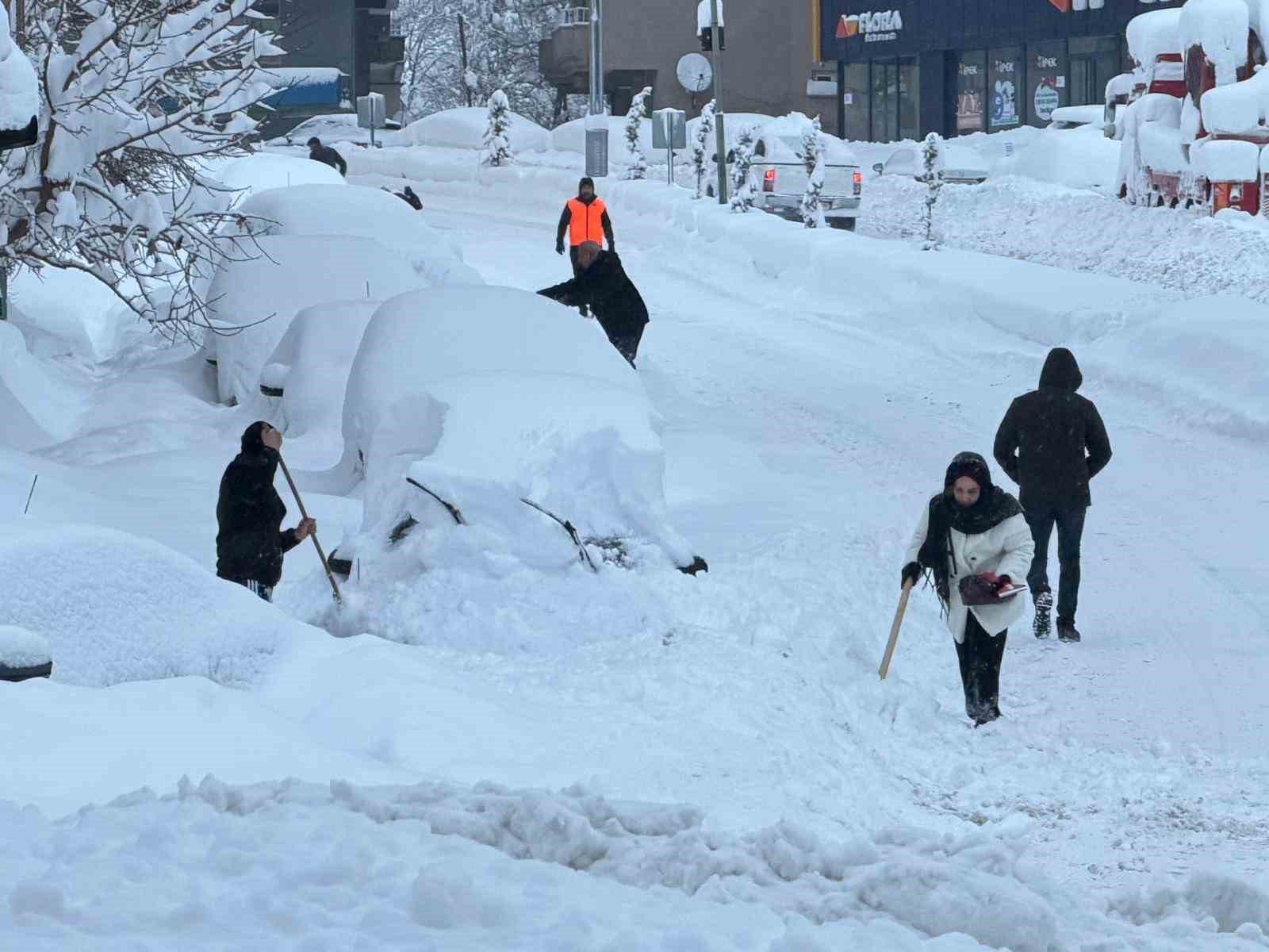 Hakkari’de tonlarca kar şehir dışına taşınıyor
