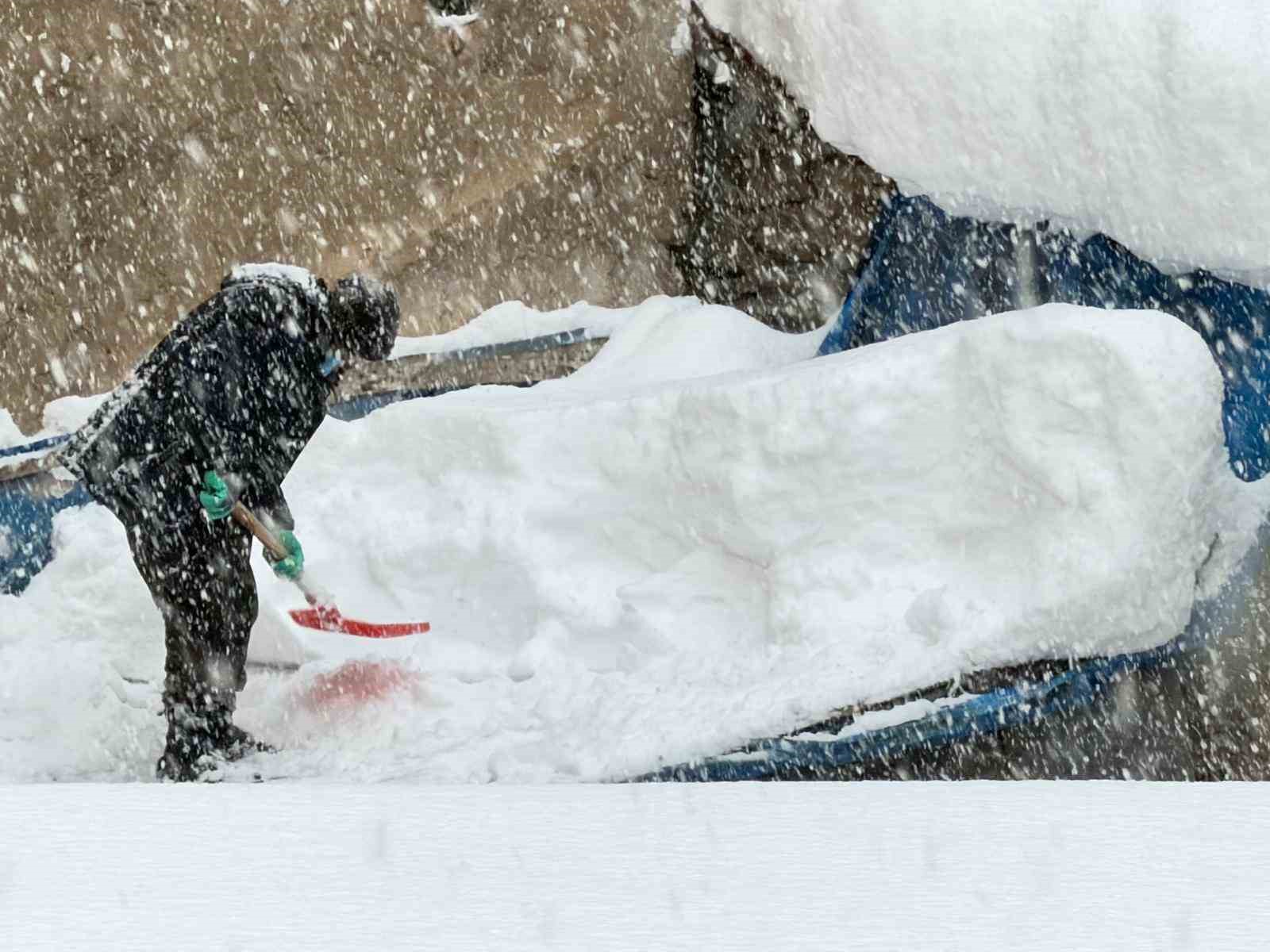 Hakkari’de tonlarca kar şehir dışına taşınıyor
