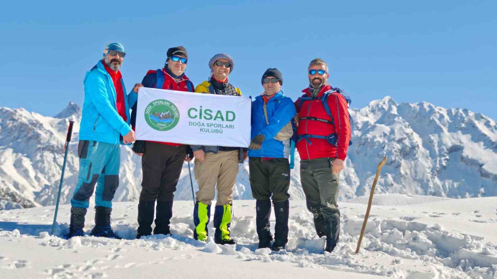 Hakkari’de Vatan Tepesi’ne zorlu kış tırmanışı
Hakkari’de Vatan Tepesi’ne zorlu kış tırmanışı