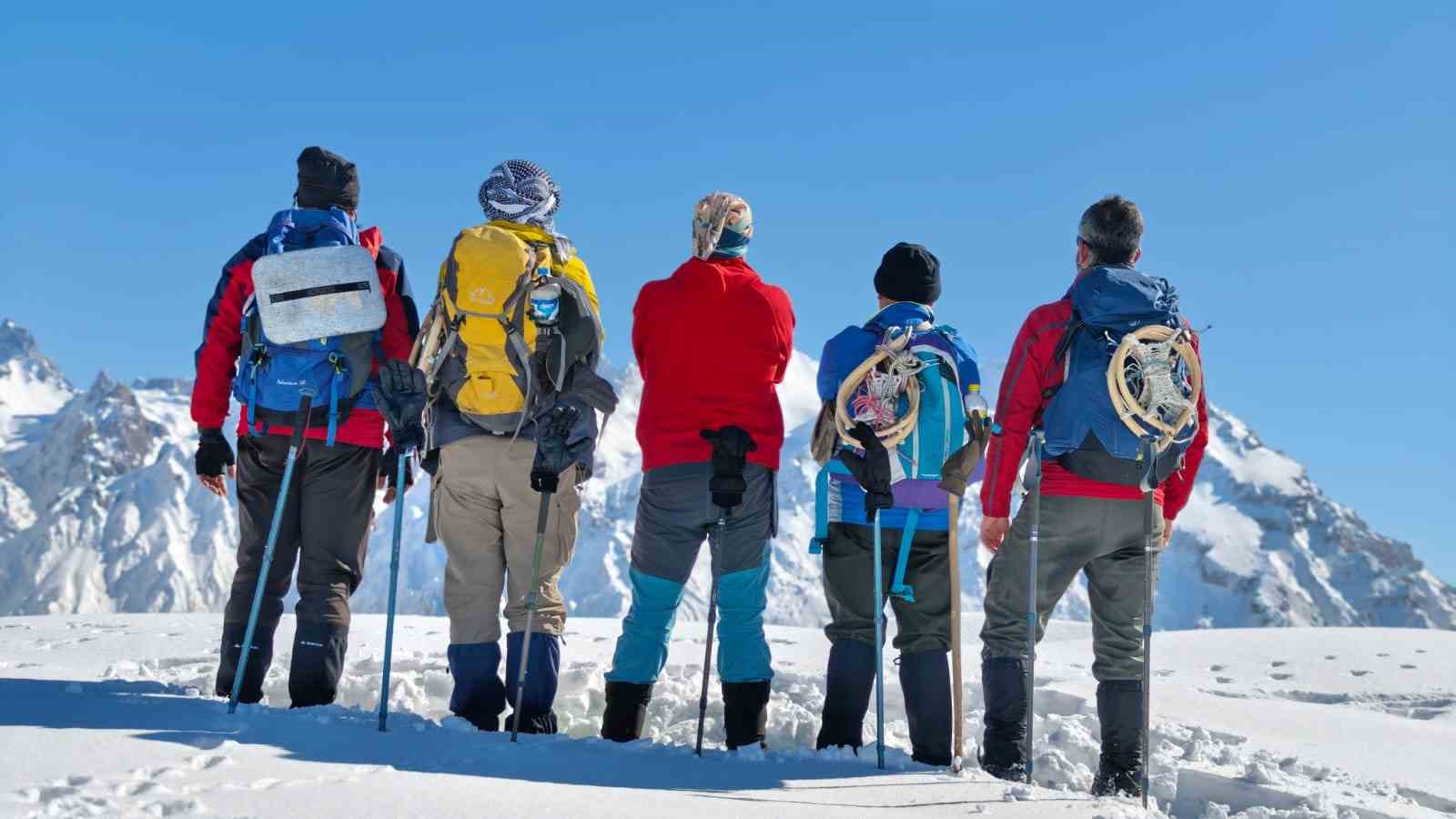 Hakkari’de Vatan Tepesi’ne zorlu kış tırmanışı
Hakkari’de Vatan Tepesi’ne zorlu kış tırmanışı