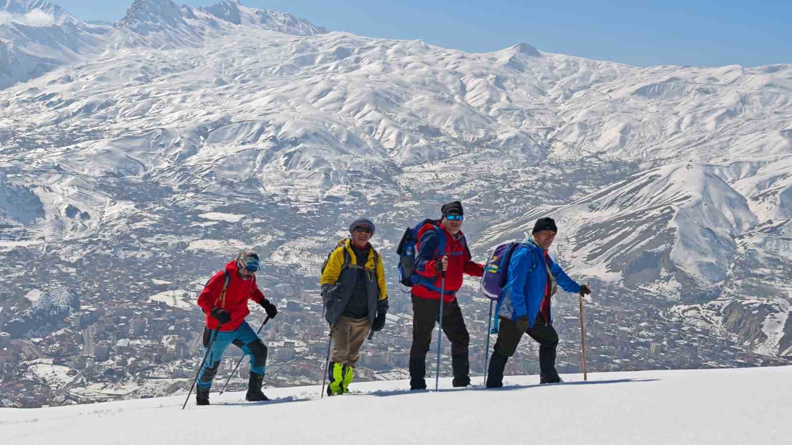 Hakkari’de Vatan Tepesi’ne zorlu kış tırmanışı
Hakkari’de Vatan Tepesi’ne zorlu kış tırmanışı