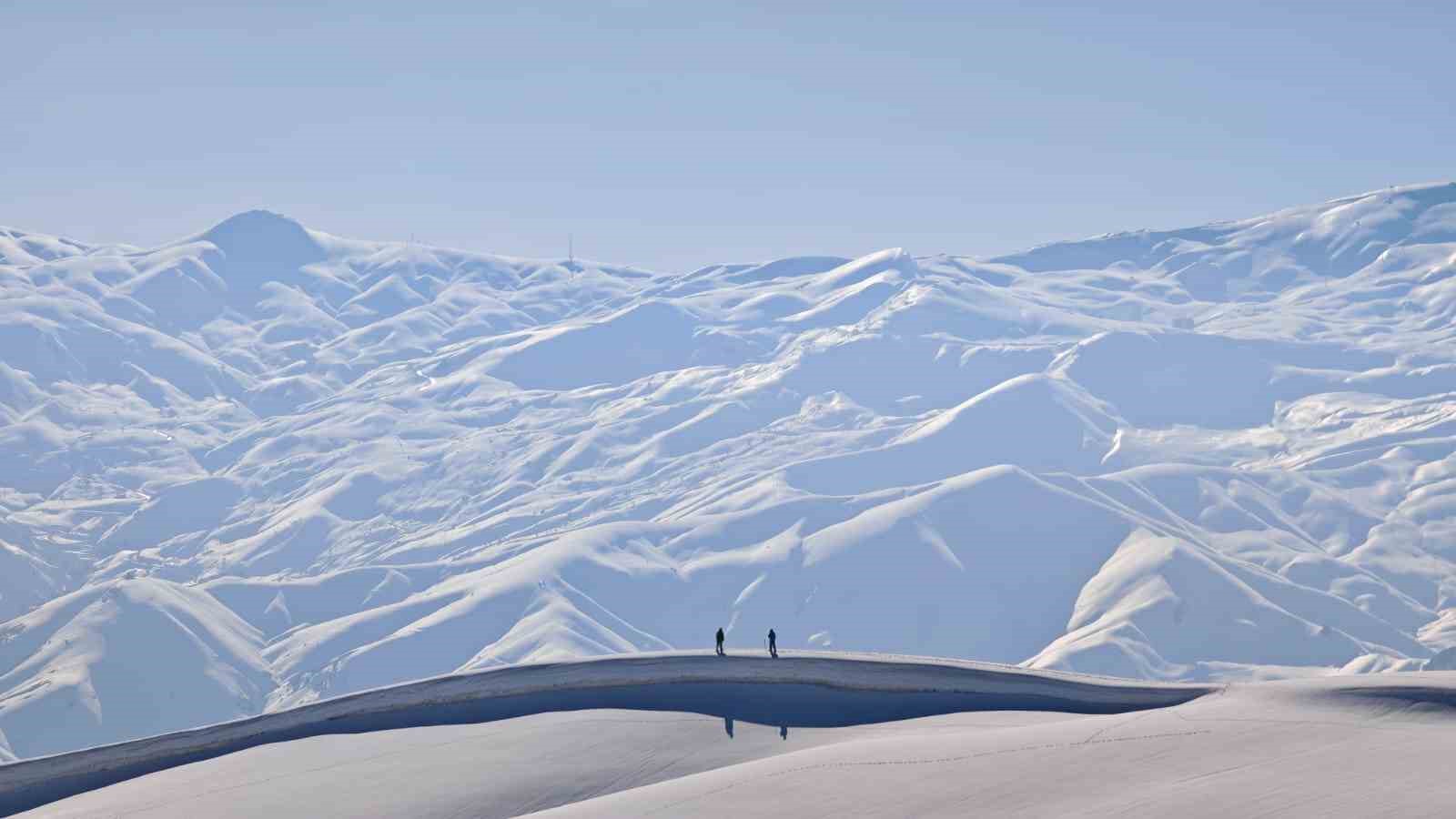 Hakkari’de Vatan Tepesi’ne zorlu kış tırmanışı
Hakkari’de Vatan Tepesi’ne zorlu kış tırmanışı