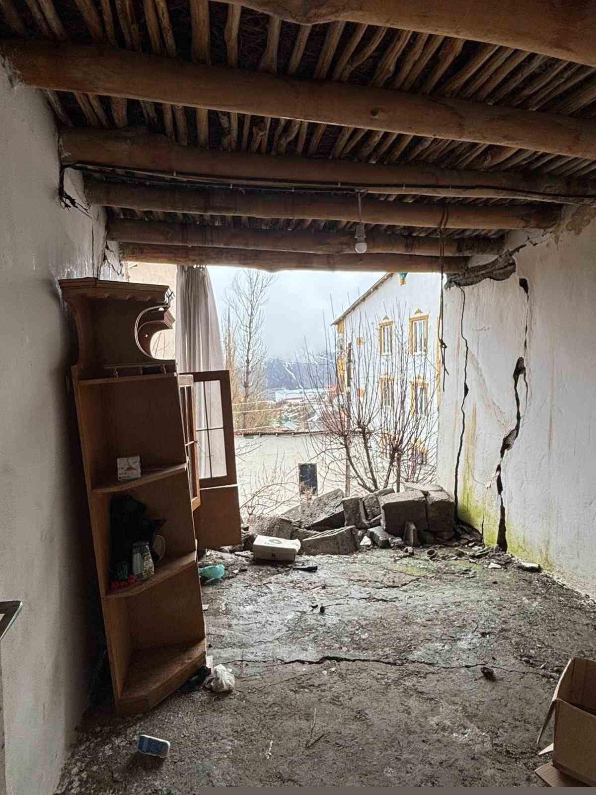 Hakkari’de yağışlara dayanamayan ev çöktü
Hakkari’de yağışlara dayanamayan ev çöktü