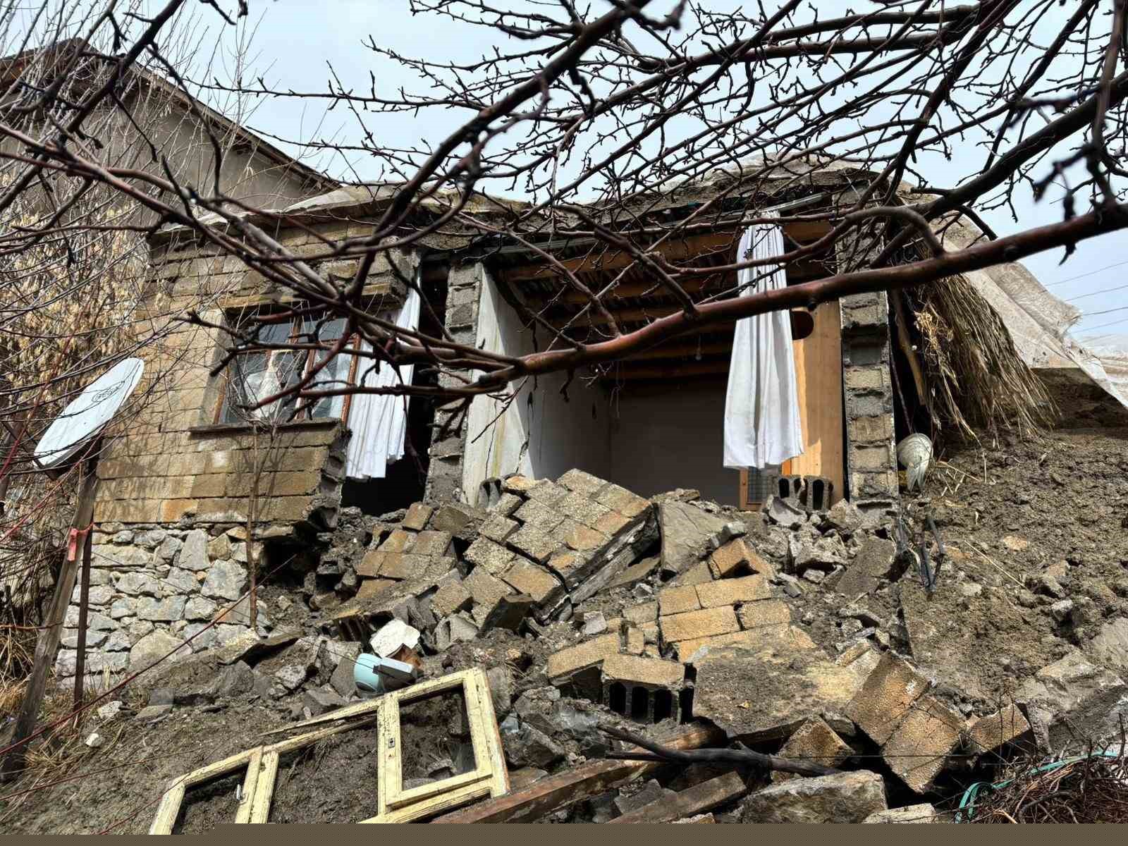 Hakkari’de yağışlara dayanamayan ev çöktü
