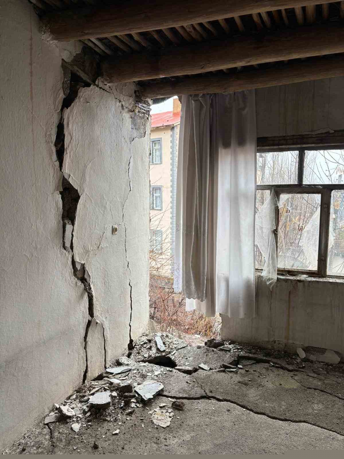 Hakkari’de yağışlara dayanamayan ev çöktü
