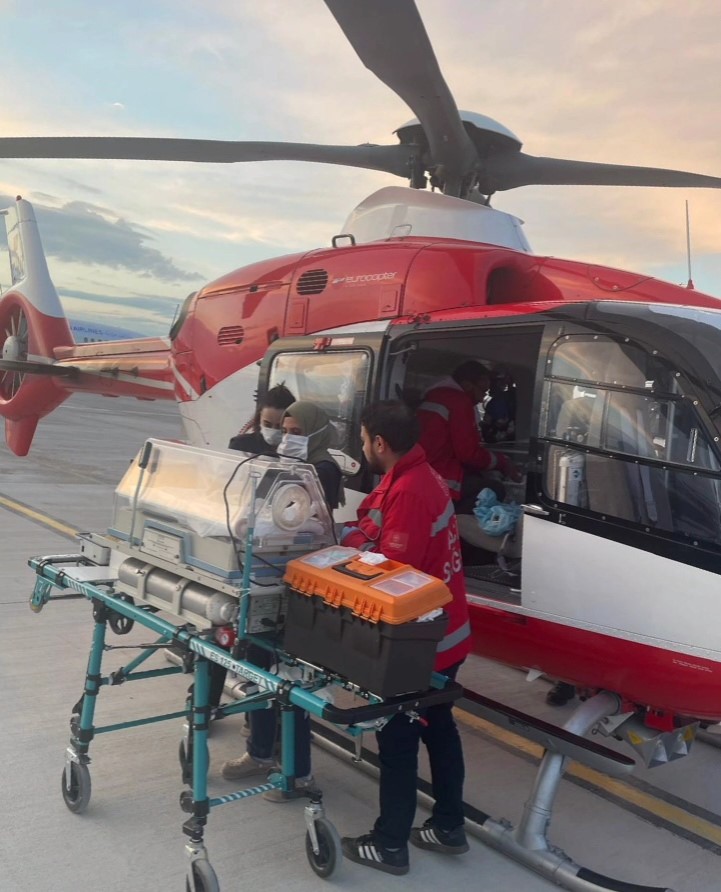 Hakkari’de yenidoğan prematüre bebek ambulans helikopterle Van’a getirildi
