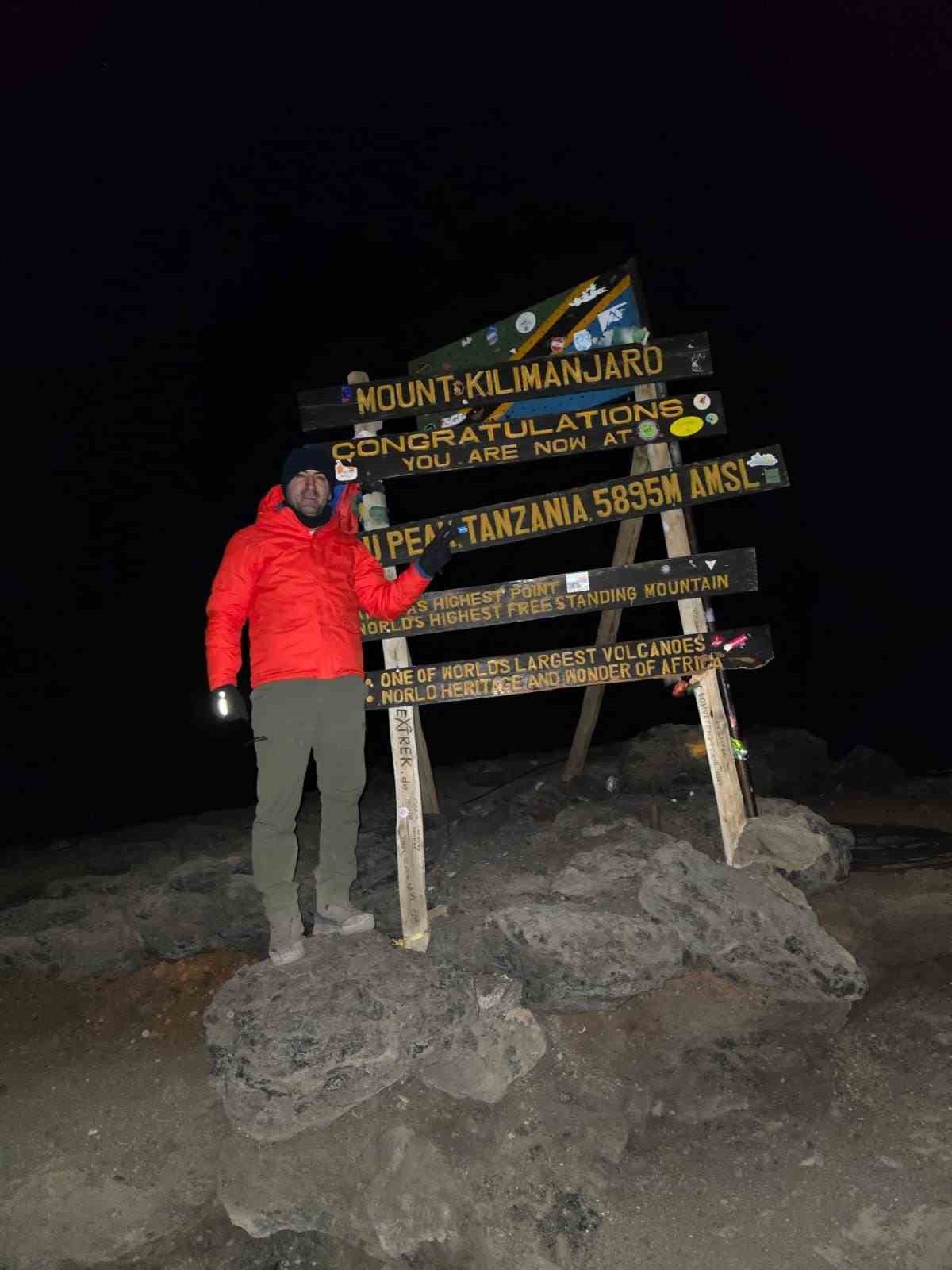 Hakkarili eğitimci Kilimanjaro’ya tırmandı
