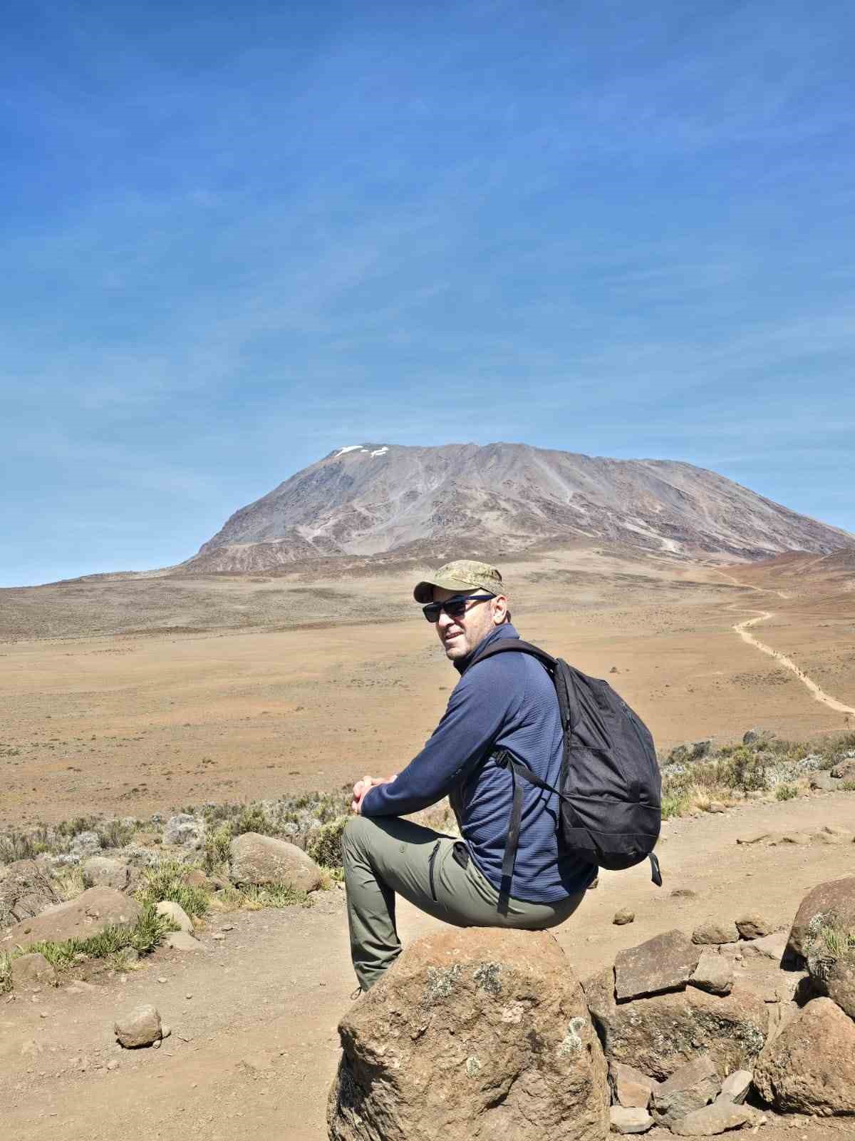 Hakkarili eğitimci Kilimanjaro’ya tırmandı
