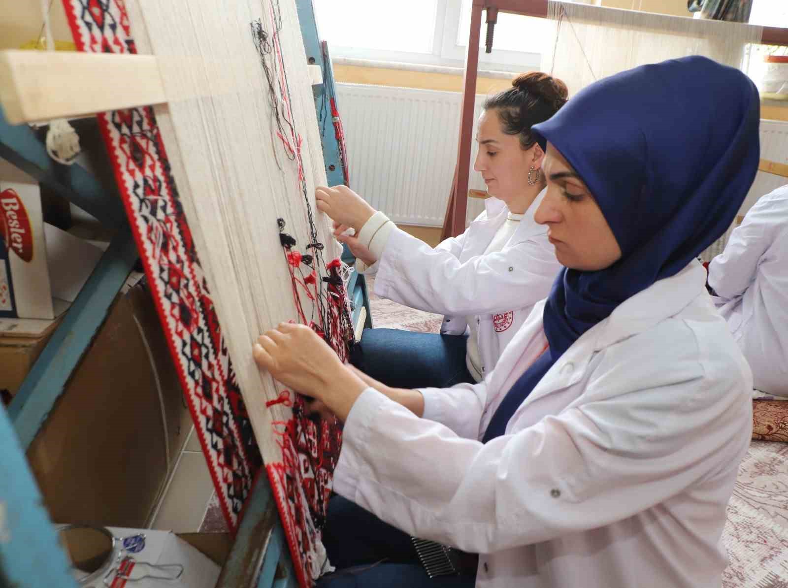 Hakkari’nin kilimleri, kültürel hafızayı günümüze taşıyor
