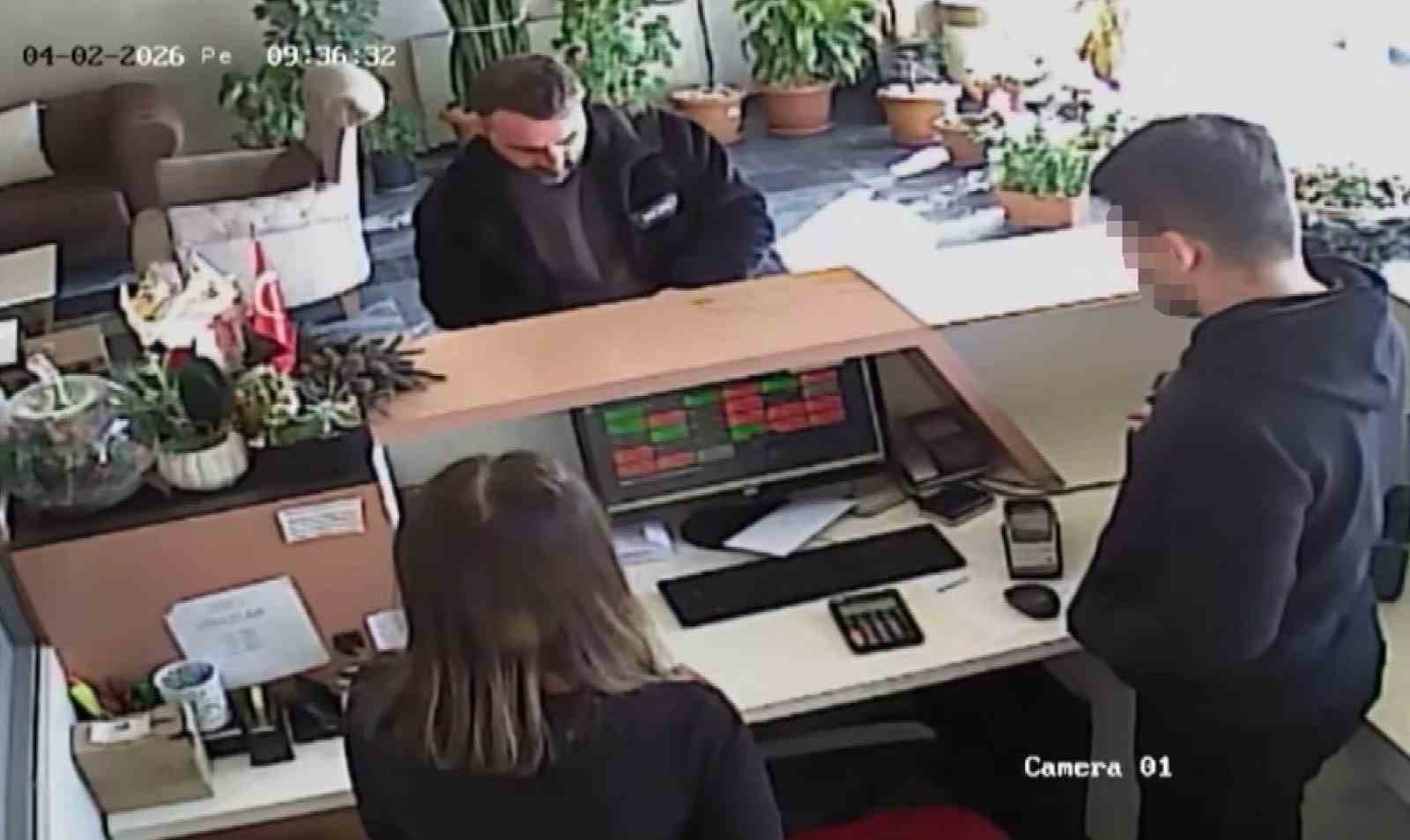 "Hakkımı alamadım" dedi, aldığı paralar ile birlikte Nevşehir’de yakalandı
"Hakkımı alamadım" dedi, aldığı paralar ile birlikte Nevşehir’de yakalandı