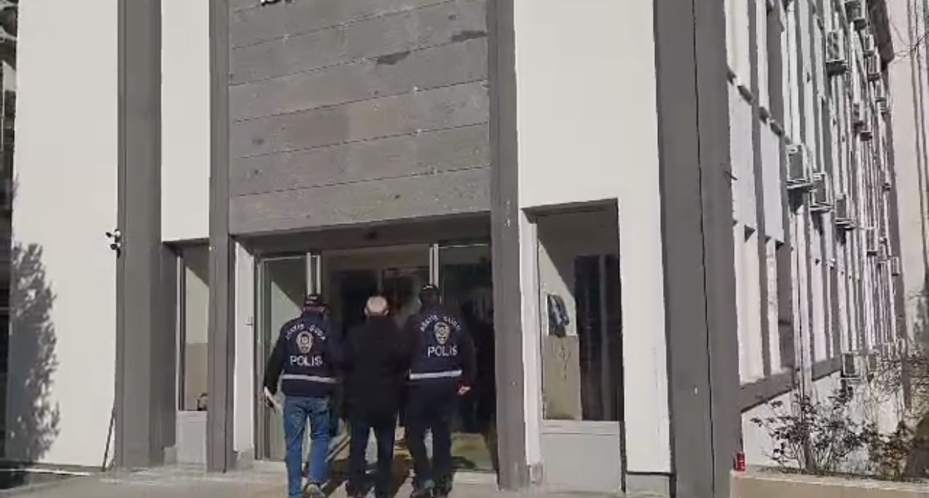 Hakkında kesinleşmiş 25 yıl hapis cezası bulunan dolandırıcı kaçmak üzereyken yakalandı
