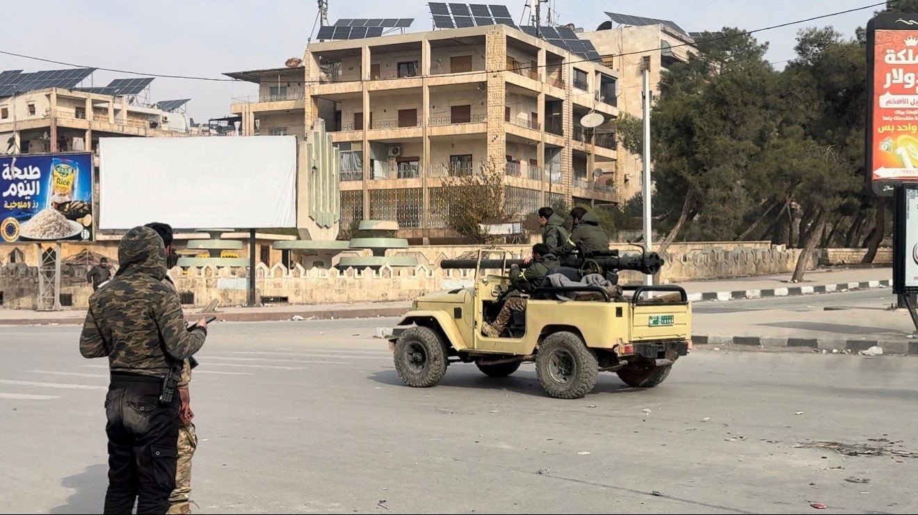 Halep’te siviller bombaların altında tahliye ediliyor
