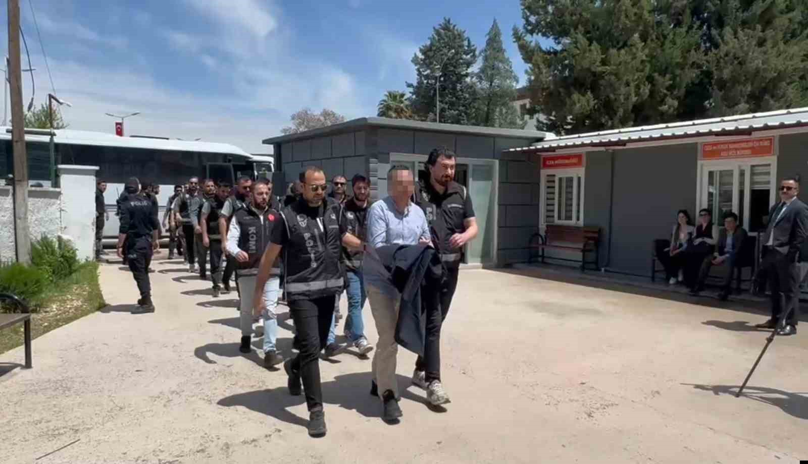 Halfeti Belediyesine operasyonda gözaltına alınan şüpheliler adliyeye sevk edildi
