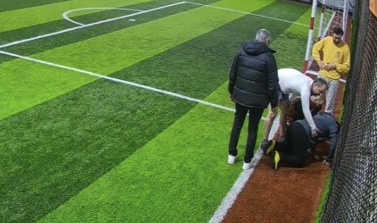 Halı saha maçında kalbine yenik düştü: O anlar kamerada
