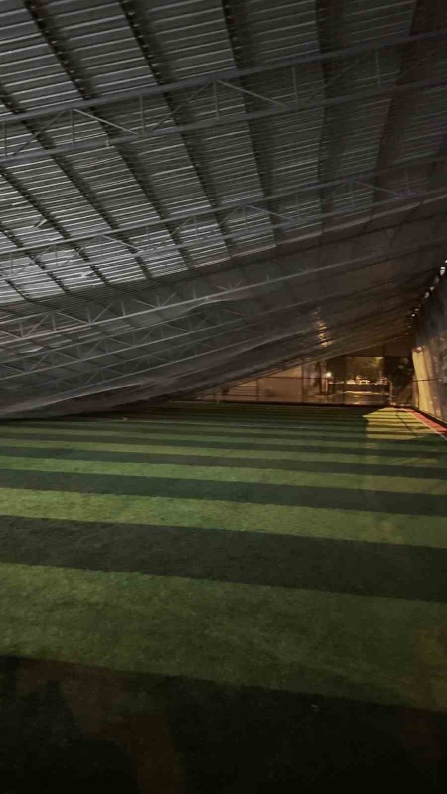 Halı sahanın çatısı çöktü... Futbolcuların koşarak kaçtığı anlar kamerada
