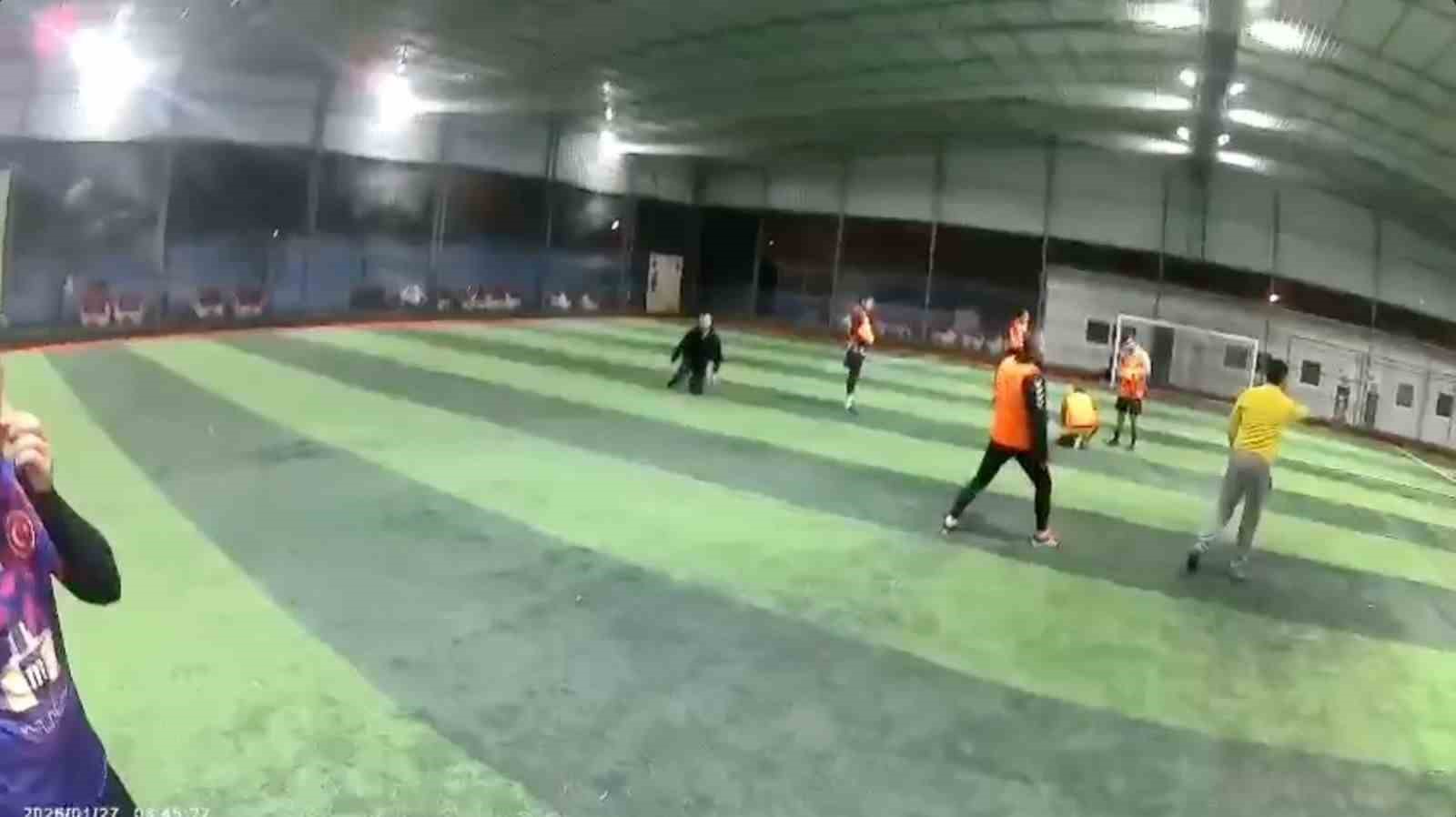 Halı sahanın çatısı çöktü... Futbolcuların koşarak kaçtığı anlar kamerada
