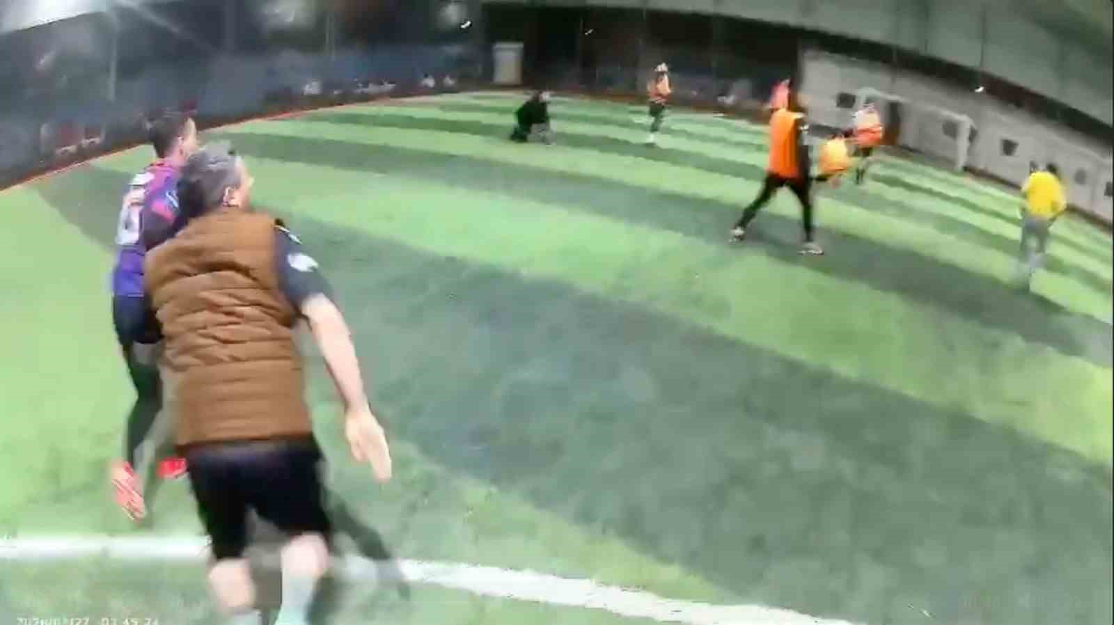 Halı sahanın çatısı çöktü... Futbolcuların koşarak kaçtığı anlar kamerada
