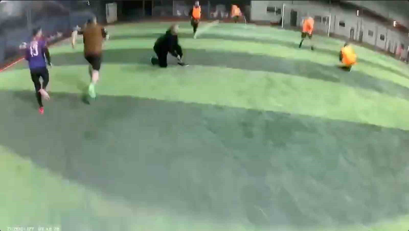 Halı sahanın çatısı çöktü... Futbolcuların koşarak kaçtığı anlar kamerada
