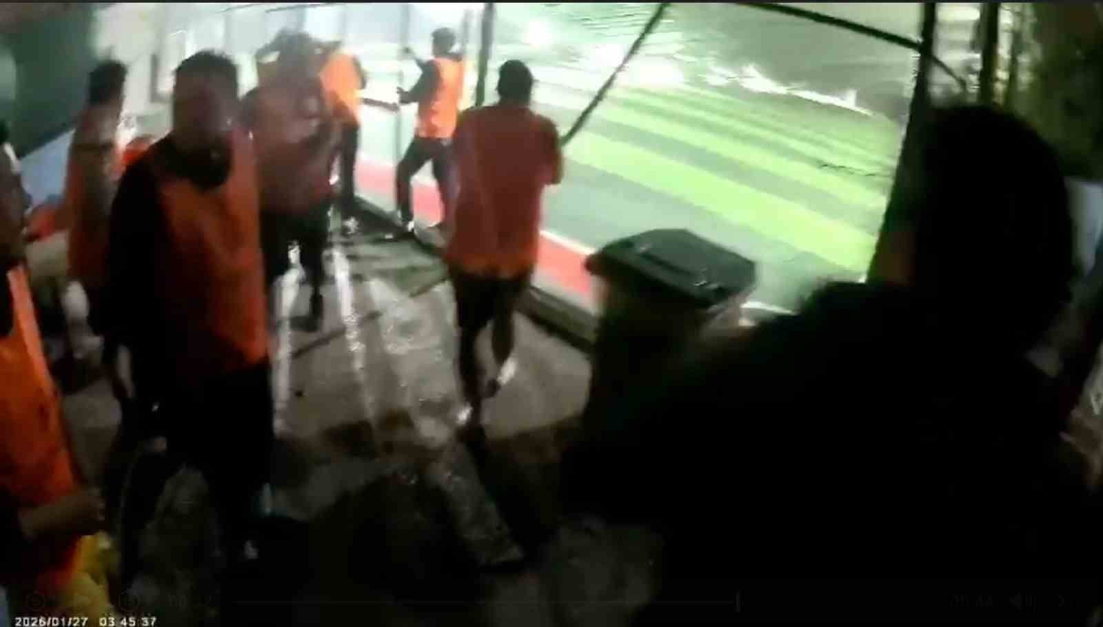 Halı sahanın çatısı çöktü... Futbolcuların koşarak kaçtığı anlar kamerada
