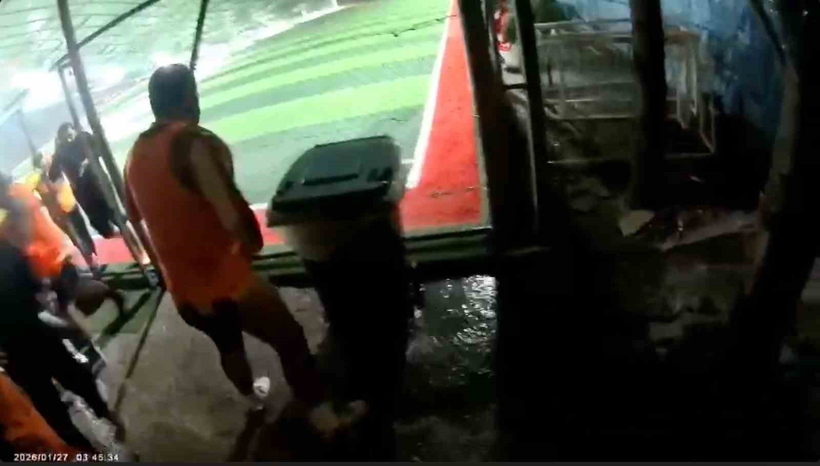 Halı sahanın çatısı çöktü... Futbolcuların koşarak kaçtığı anlar kamerada
