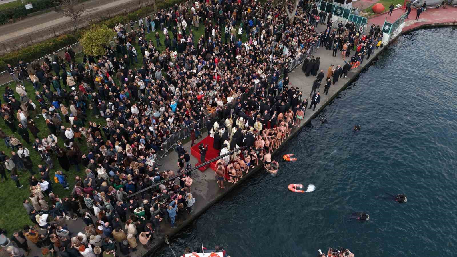 Haliç’te denizden haç çıkarma töreni gerçekleştirildi
