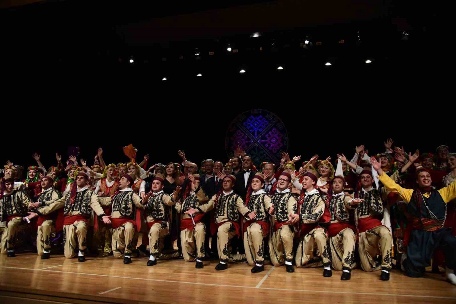 Halk Dansları Topluluğu sahnede folklor şöleni sundu
