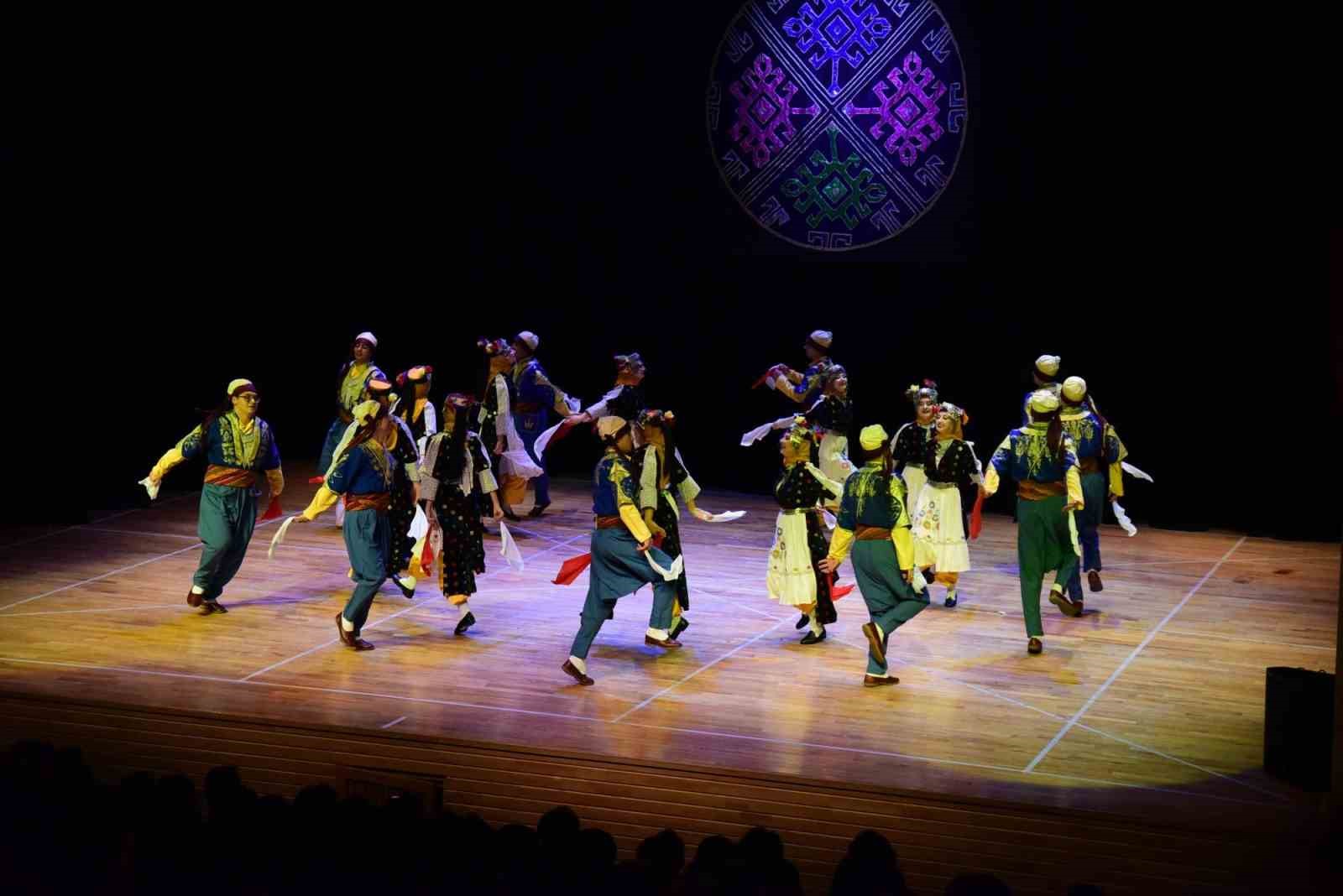 Halk Dansları Topluluğu sahnede folklor şöleni sundu
