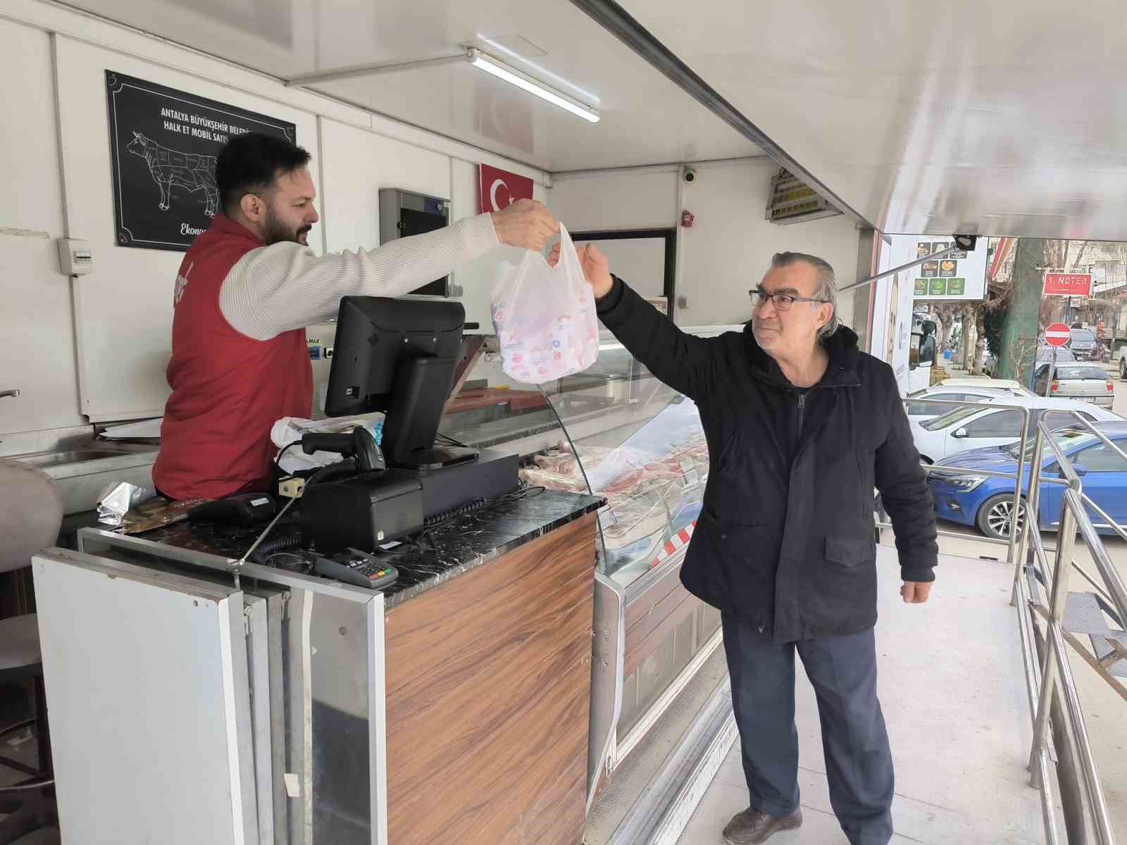 Halk Et Mobil Satış Tırı’na ilçelerde yoğun ilgi
