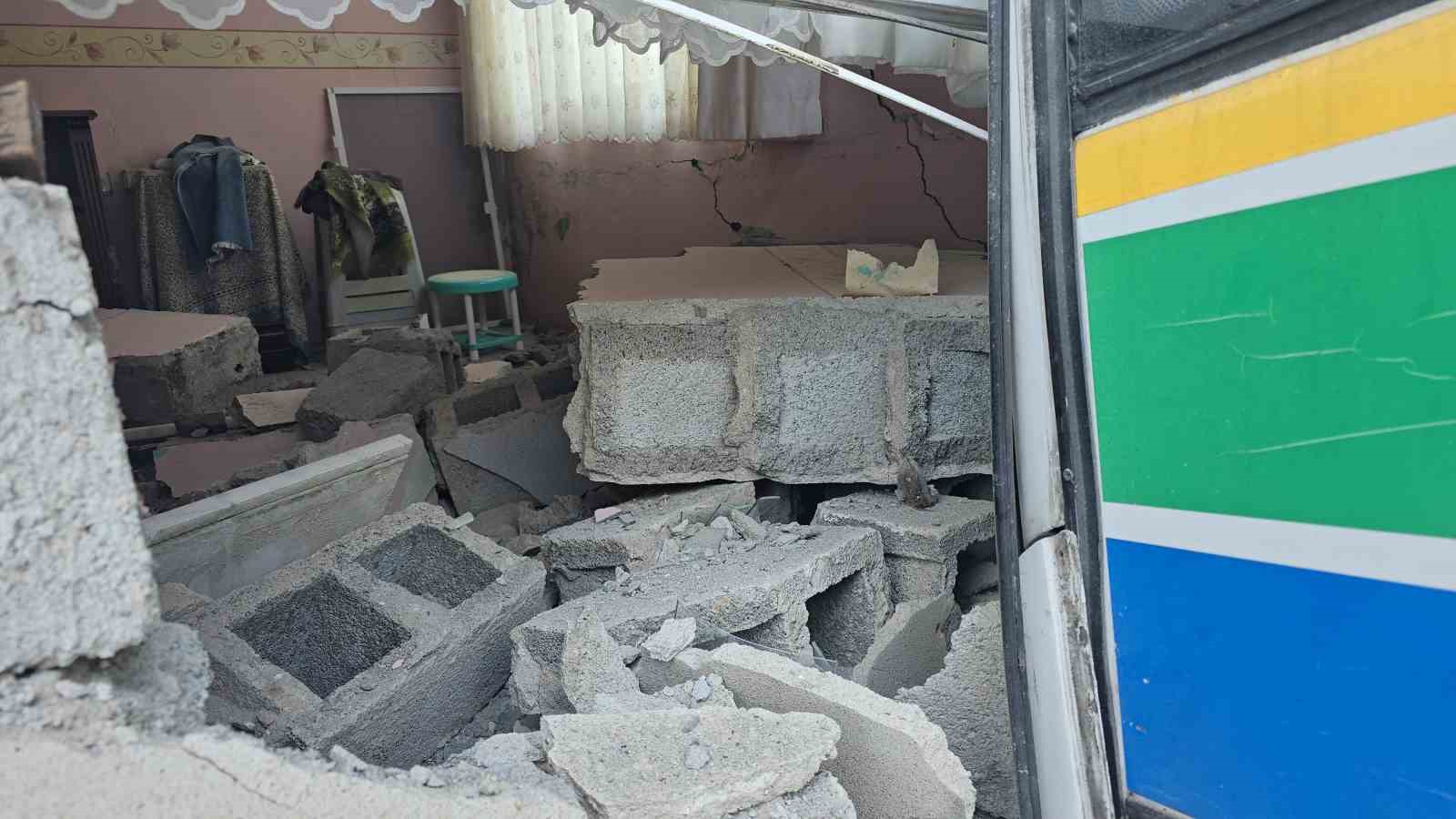 Halk otobüsü eve daldı; büyük bir faciadan dönüldü
