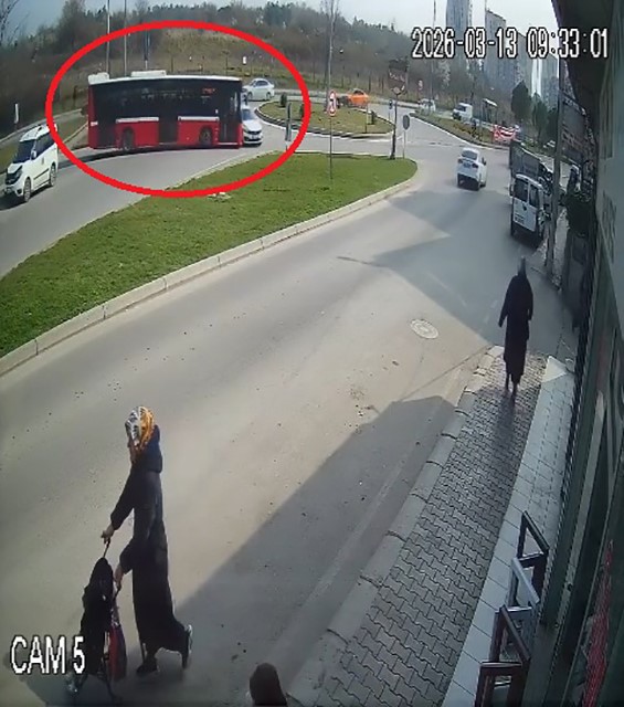 Halk otobüsü ile otomobilin çarpıştığı kaza kamerada: 9 yaralı
