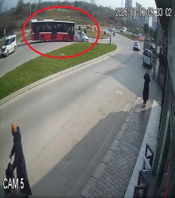 Halk otobüsü ile otomobilin çarpıştığı kaza kamerada: 9 yaralı
