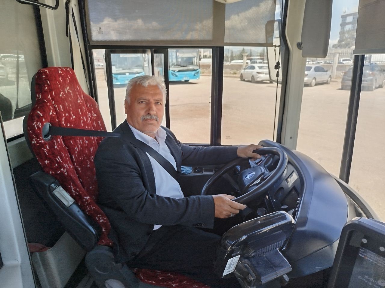 Halk otobüsü şoförü fenalaşan yolcu için direksiyonu hastaneye çevirdi
